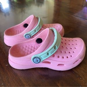 Joybees Toddler Girls Slip On Clogs Crocs Size 8/9 Pink with Blue Strap.
